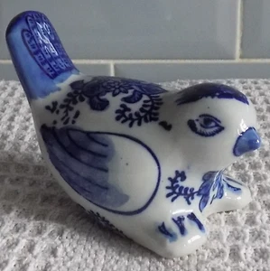 BEAUTIFUL BLUE AND WHITE CERAMIC BIRD - Picture 1 of 4