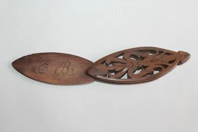 Ancien coupe-papier en bois sculpté monogrammé E.B  - Photo 1/4