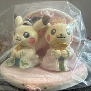 Pokemon Center HINAMATSURI Doll's Festival Pikachu Plüschtier Stofftier Japan Feb süß - Bild 1 von 3