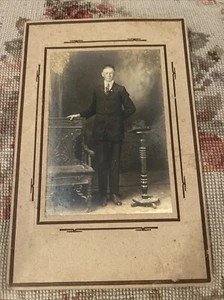 Yorktown TX antike Schrankkarte junger Mann im Anzug 9"X6" - Bild 1 von 2