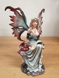 FAIRY ELFEN FEES FATA HADAS SEDUTA CON DRAGO CON PIUMA E PERGAMENA NO LES ALPES - Imagen 1 de 10