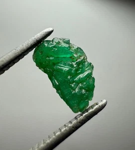 Cristal esmeralda Panjshir verde natural áspero de 16 quilates de Afganistán. - Imagen 1 de 9