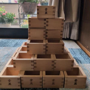 Gebrauchte Vintage japanische Holz Masu Tasse Set 34 Sake Gefäße 3,3 Zoll (8,5 cm) - Bild 1 von 4