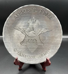 Placa de pared de metal hecha a mano Wendell August Forge Anheuser-Busch 8,75 pulgadas - Imagen 1 de 6