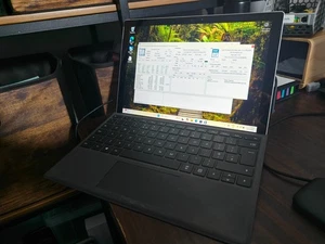 Microsoft Surface Pro 5 M3-7Y30 2.60GHz 4GB 128GB SSD 12" 2in1 - Picture 1 of 9