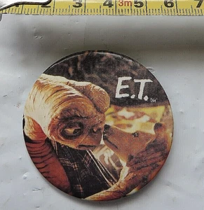 Vtg 1982 ET The Extra Terrestrial w/ Dog Movie Promo Button Pin Pinback - Picture 1 of 3