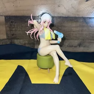 Statua in PVC fresco doccia Super Sonico (danni alle cuffie) - Foto 1 di 4