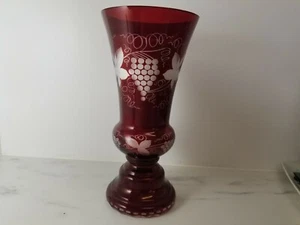 Dunkelrote geschliffene zu klare Traubenvase 12" Höhe x 5 3/4" Breite - Bild 1 von 7