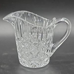 Brocca Creamer Vintage Vetro Pressato Cristallo Motivo Diamante Manico Alta 3,75" - Foto 1 di 10