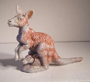 04 095 VEB Plaho / Marolin Känguru mit Jungtier im Beutel - Bild 1 von 2