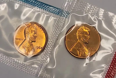 1964 P & D LINCOLN MEMORIAL CENTS IN CELLO - Image 1 of 4
