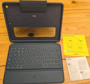 Etui na klawiaturę Logitech Rugged Combo 3 Touch do iPada 7. 8. generacji 9 - Zdjęcie 1 z 4