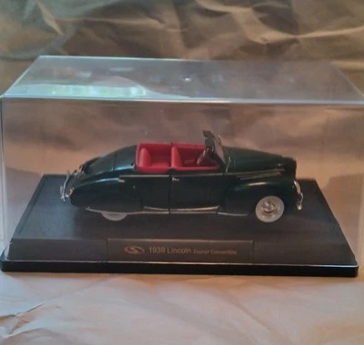 Signature 1939 Green Lincoln Zephyr Convertible with Case Diecast Car 1:32 - Image 1 of 4