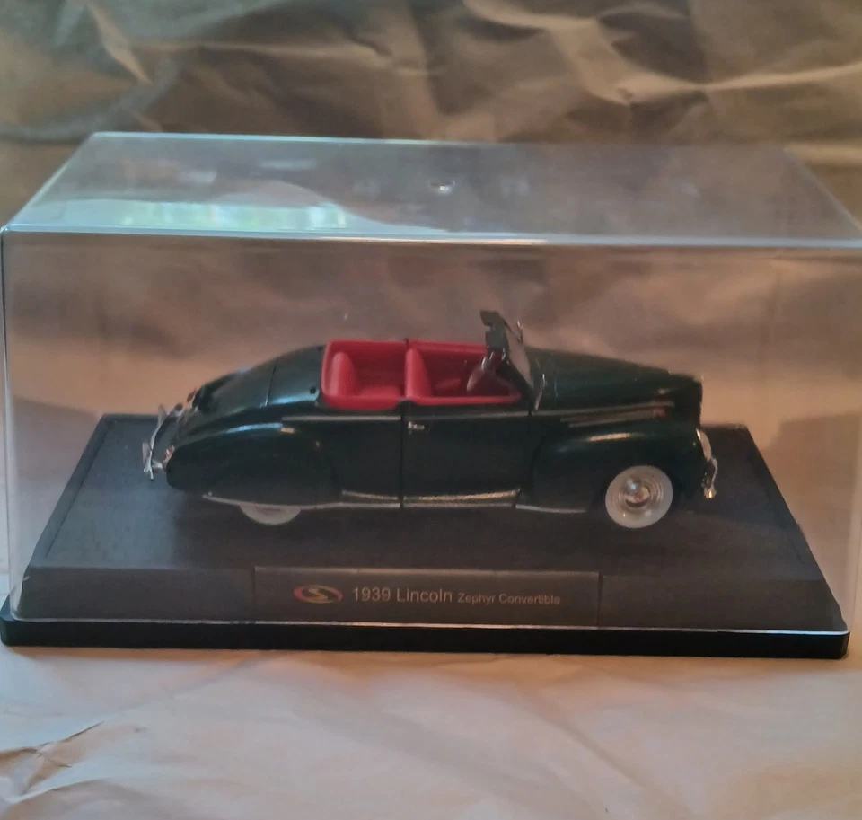 Signature 1939 Green Lincoln Zephyr Convertible with Case Diecast Car 1:32 - Image 1 of 4