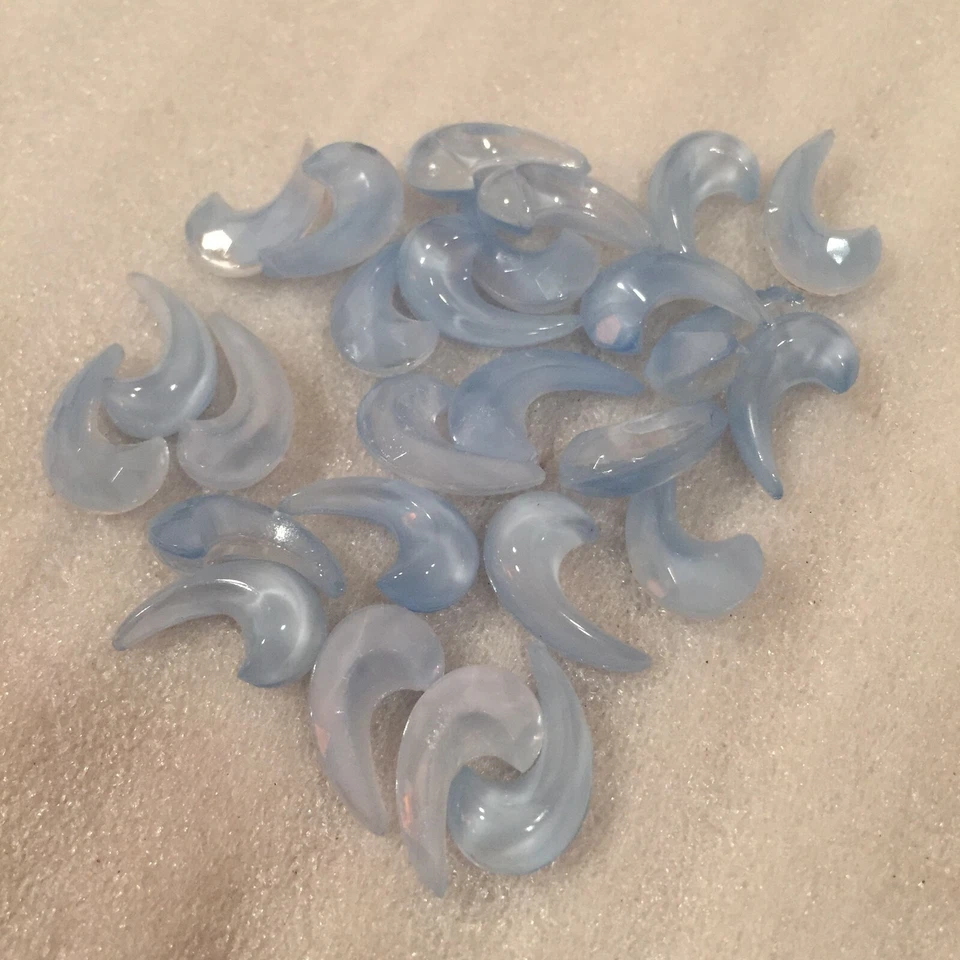 E181 18x10mm lt.blue moonstone comma shape glass jewels (24) - Image 1 of 1