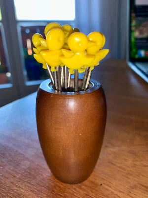 Vintage Party Cocktail Picker Kückenmotive in elegantem Holzfässchen, 60er Jahre - Bild 1 von 4