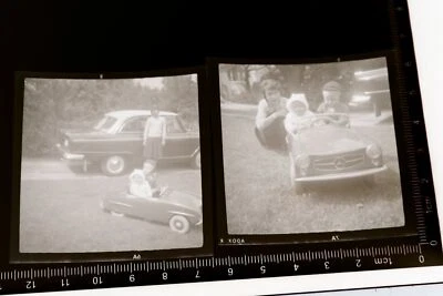 zwei tolle alte Negative - Kinder im Tretauto - Mercedes 190SL ??? 50-60er Jahre - Bild 1 von 3