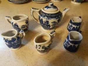 Lote miniatura vintage casa de muñecas jarra de sauce azul tetera crema Japón  - Imagen 1 de 7