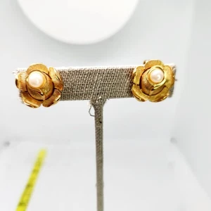 Orecchini Vintage Firmati Corona Trifari Tono Oro Finta Perla Fiore Alzata Bud Clip - Foto 1 di 7