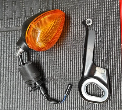 Yamaha OEM 2004-2009 FZ6 Front RIGHT turn signal indicator bracket READ Desc. - Изображение 1 из 2