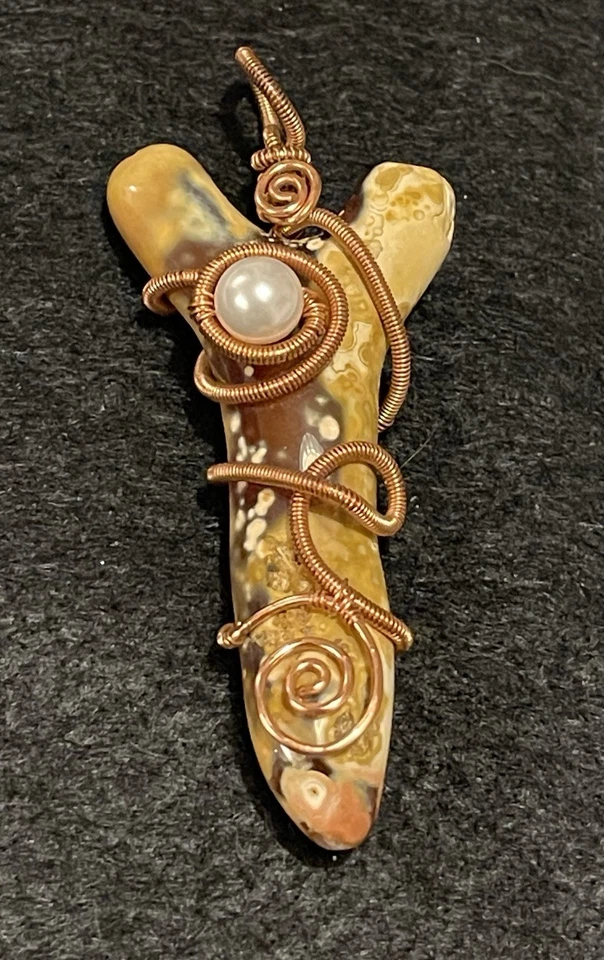 Colgante envuelto en alambre de cobre rama coral ágatizado Tampa Bay con perla Foto 1 de 4
