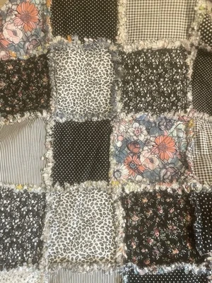 Edredón de trapo negro y coral  Foto 1 de 4