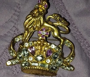 Krone mit LÖWE VON JUDA Strass GEBETSLINIE Vintage goldfarbene Brosche Anstecknadel - Bild 1 von 2