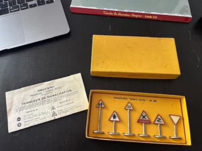 Miniature DINKY SUPERTOYS - MECCANO - Panneaux de signalisation route - Photo 1/4
