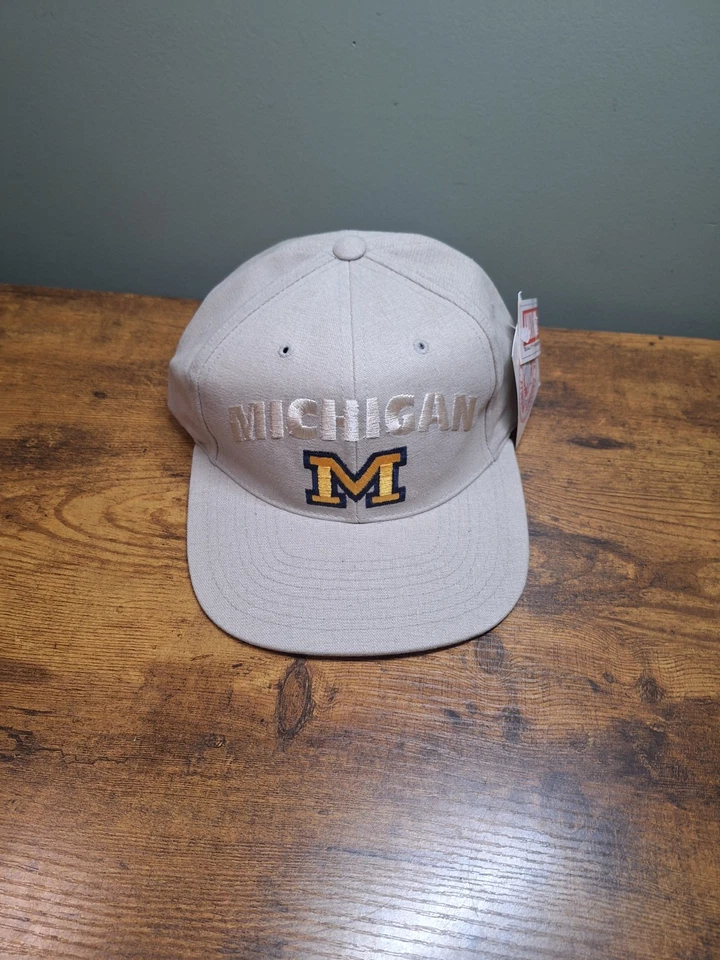 Nuevo con etiquetas Sombrero Vintage Universidad de Michigan, Correa Ajustable Trasera, Aguja Americana Foto 1 de 4