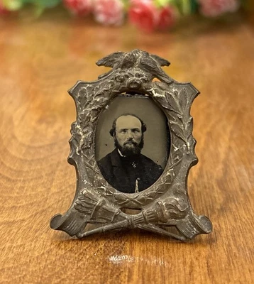 Antiguo marco de retrato en miniatura de la década de 1860 Victorin marco de foto tipo estaño Foto 1 de 4