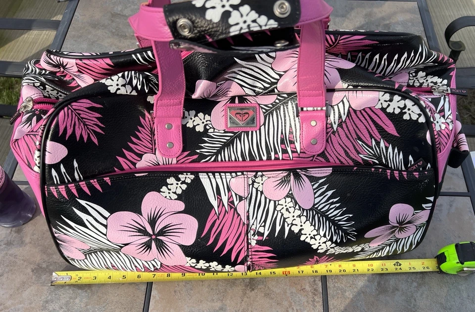 "Bolsa de Lona de Viaje Roxy 26"" Rodante, Forrada de Plástico, Rosa, Blanco y Negro" Foto 1 de 4