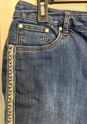 Christopher & Banks Vaquero Vaquero Lavado Oscuro Corto con Ribete Trenzado Talla 12 Foto 1 de 4