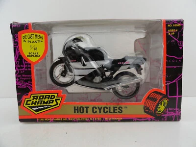 Road Champs Hot Cycles 1/18 Yamaha RC10 750 (Black/Silver) - Image 1 of 4
