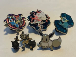 Spille ufficiali Pokemon - Licario Shiny Eevee Vaporeon Kleavor Zoroark - 5 spille - Foto 1 di 1