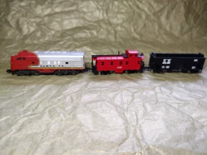Vintage N Scale Lima Italy Powered Santa Fe Diesel Locomotive & 2 Cars Untested - Picture 1 of 17
