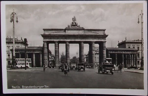AK~1930: Berlin Brandenburger Tor Verkehr Oldtimer Auto Fahrrad Doppeldecker-Bus - Bild 1 von 2