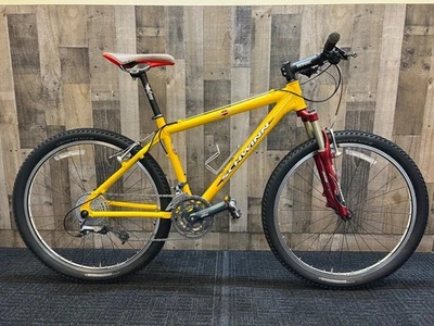 Bicicleta de montaña Schwinn Homegrown 2001 26" cuadro mediano amarillo/rojo/negro nueva de stock Foto 1 de 2