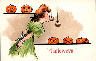 Tarjeta postal alemana de Halloween chica bobbing for manzanas Jack O’Lanterns HBG Foto 1 de 2