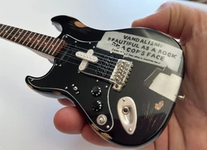 Guitarra Vandalismo Nirvana Kurt Cobain - Modelo Mini Fender Strat de AXE HEAVEN - Imagen 1 de 9