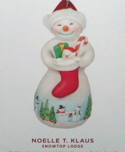 Hallmark 2024 Noelle T. Klaus - Snowtop Lodge 20th - Porcelana - Nuevo en caja - Imagen 1 de 2