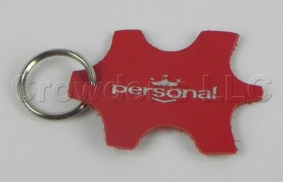 ¿Llavero personal? Cuero rojo con logotipo plateado Foto 1 de 2