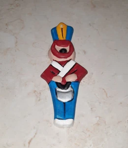 Adorno de árbol de Navidad de cerámica pintado a mano de colección años 70 juguete soldado - Imagen 1 de 4