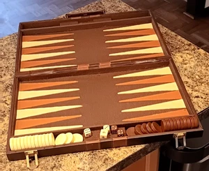 Set Backgammon Vintage Marrone/Avorio Bachelite Chips 23x18” Aperto - Tavola Pieghevole - Foto 1 di 6