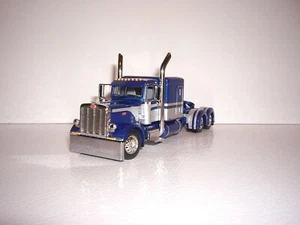 DCP FIRST GEAR 1/64 BLUE AND SILVER PETERBILT 389 WITH 63'' FLATTOP SLEEPER - Picture 1 of 4