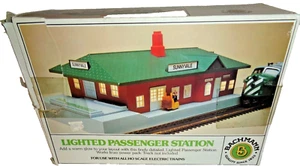 Estación de pasajeros iluminada Bachmann escala HO #46217 en caja - Imagen 1 de 8