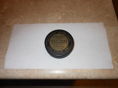 Disco de hockey conmemorativo Lake Placid "Milagro sobre hielo" 1980 Juegos Olímpicos de Invierno Foto 1 de 4
