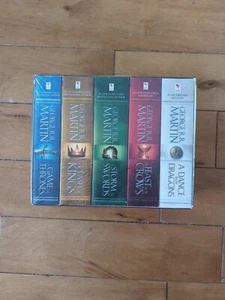 George R. R. Martin's A Game of Thrones 5-Book Boxed Set - Song of Ice and Fire - Foto 1 di 3