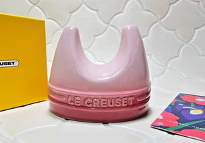Le Creuset Deckel Ständer Halter Natur Rosa Ständer für verschiedene Werkzeuge Steinzeug Neu im Karton - Bild 1 von 3