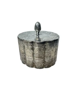 Caja de baratija grabada con pergamino floral forrada en plato de plata vintage - Imagen 1 de 10