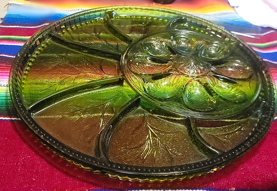 Plato para servir huevos y relish de vidrio verde Indiana 13" entretenido Foto 1 de 4